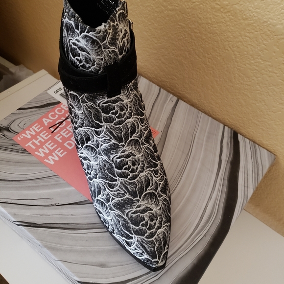 NIB Jeffrey Campbell booties 7.5 black & white - Picture 3 of 5